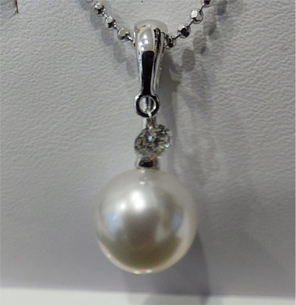 Lady's 18 Karat Strand Length 18 one 10.00mm South Sea Pearl
one Floating  0.20ct Round Diamond
On 15-18 inch chain